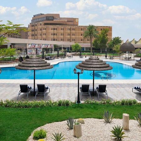 Intercontinental Riyadh By Ihg Ngoại thất bức ảnh The pool at the hotel