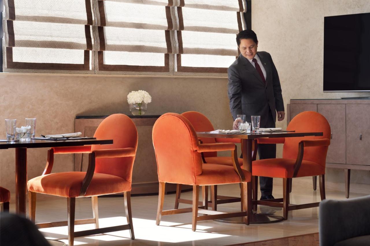 Intercontinental Riyadh By Ihg Ngoại thất bức ảnh A butler at the Four Seasons Hotel in Cairo