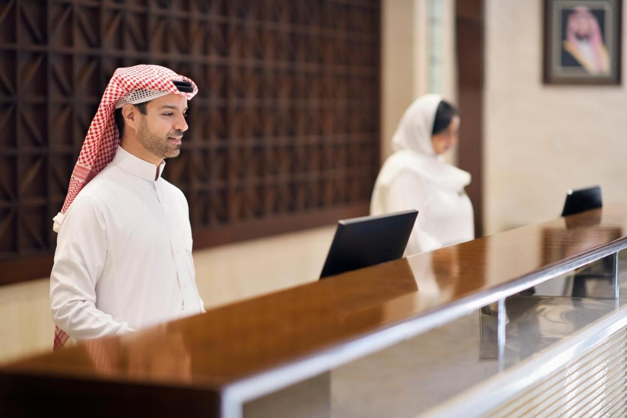Intercontinental Riyadh By Ihg Ngoại thất bức ảnh Arab men in traditional dress