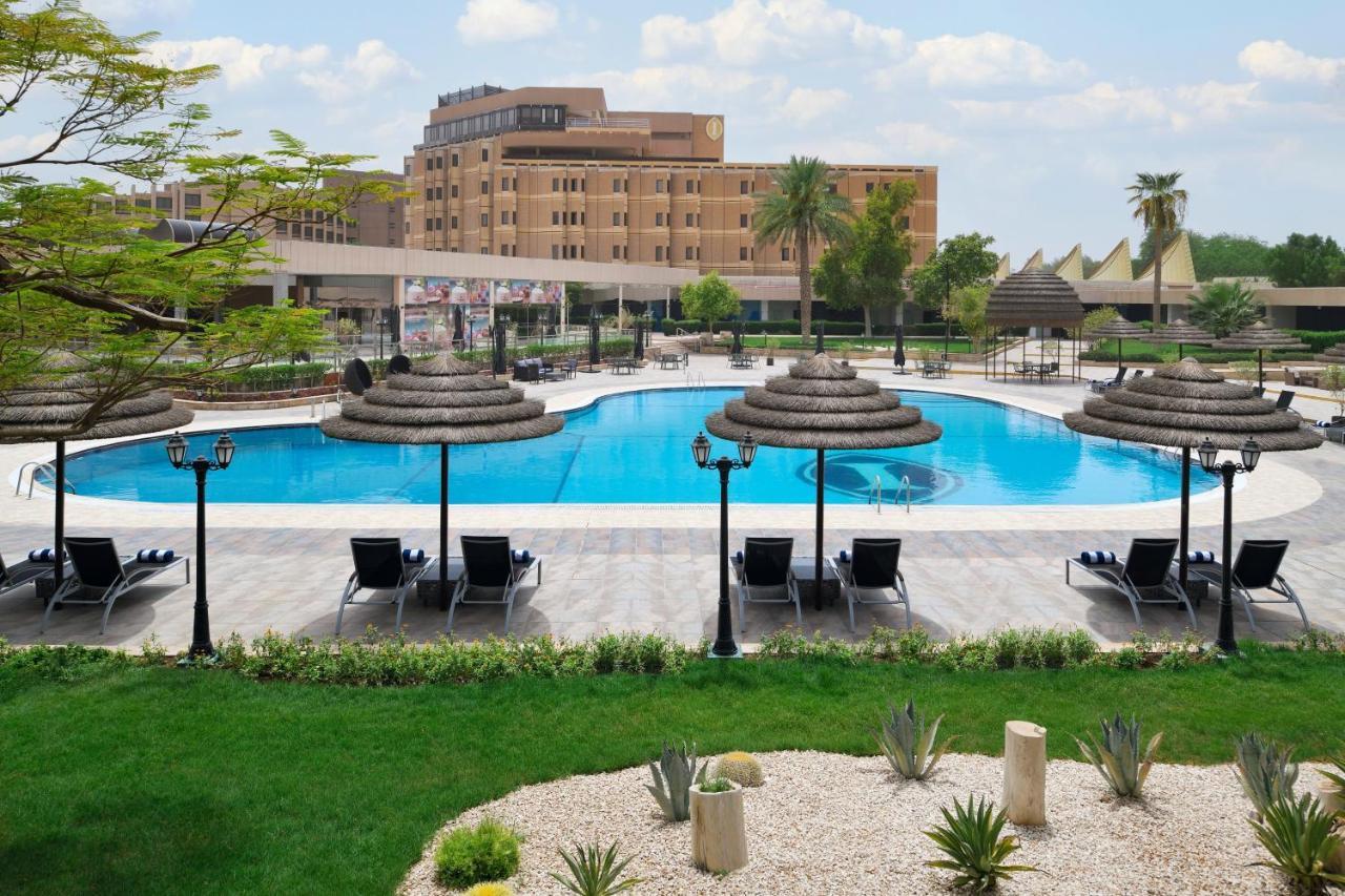 Intercontinental Riyadh By Ihg Ngoại thất bức ảnh The pool at the hotel