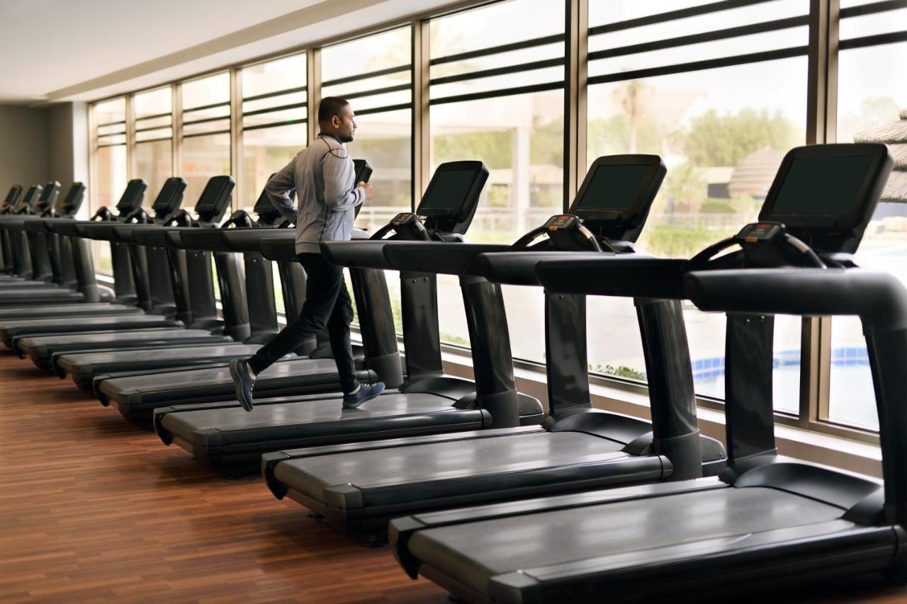 Intercontinental Riyadh By Ihg Ngoại thất bức ảnh A row of treadmills