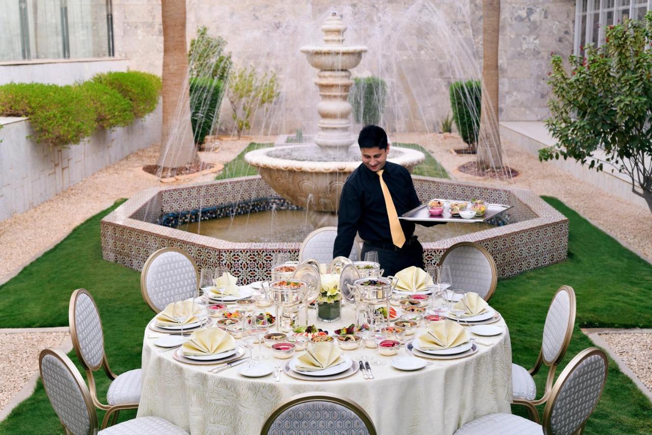 Intercontinental Riyadh By Ihg Ngoại thất bức ảnh A butler at the Four Seasons Hotel in Cairo, Egypt