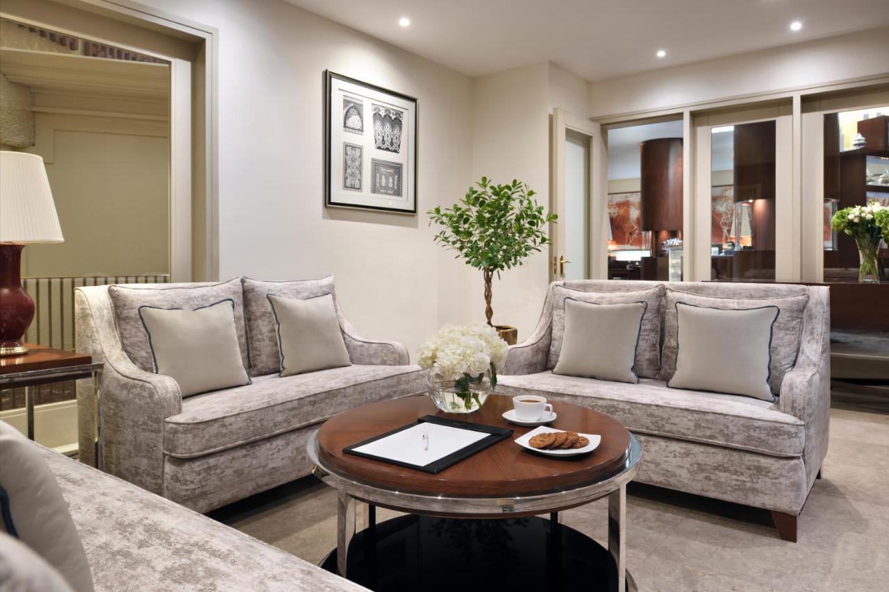 Intercontinental Riyadh By Ihg Ngoại thất bức ảnh The living room of a suite at The Dorchester