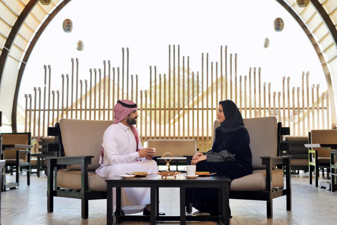 Intercontinental Riyadh By Ihg Ngoại thất bức ảnh A Saudi Arabian man and woman in traditional dress