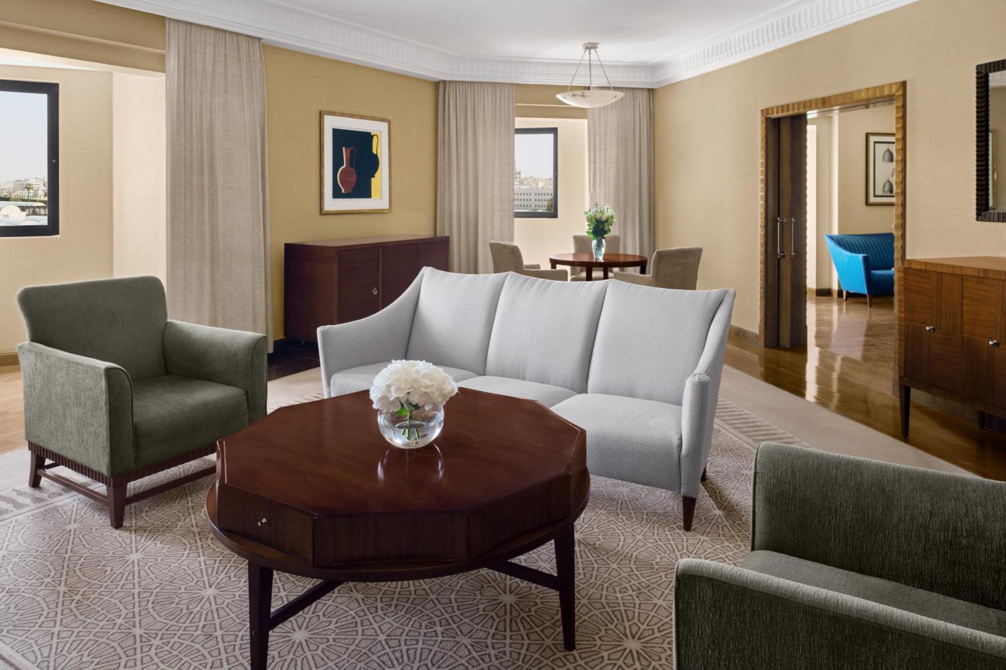 Intercontinental Riyadh By Ihg Ngoại thất bức ảnh A living room in a suite at the Hilton San Francisco
