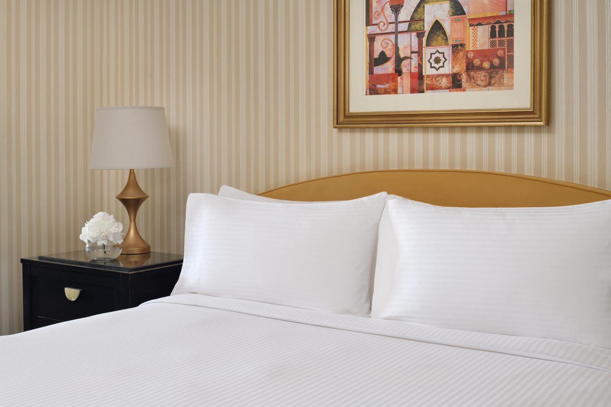 Intercontinental Riyadh By Ihg Ngoại thất bức ảnh A bed with two pillows